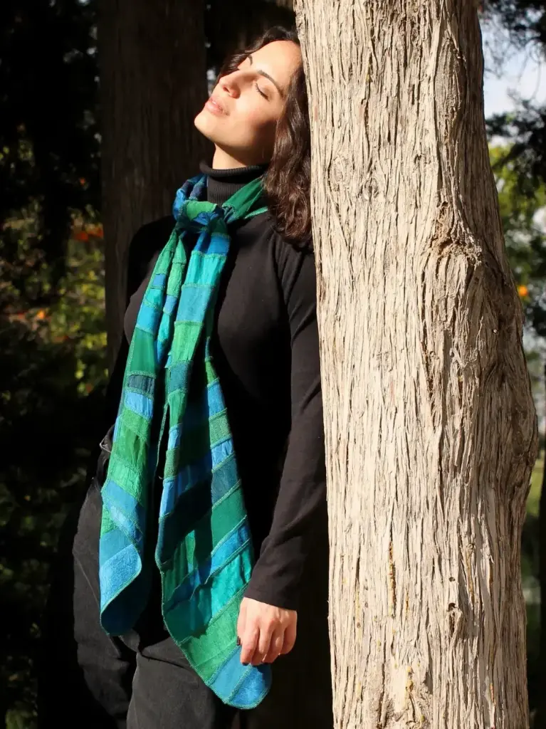 [S 425 Z-grasgroen-dennegroen] zijden sjaal grasgroen, dennegroen, petrol, handgeverfd met natuurvriendelijke verfstoffen