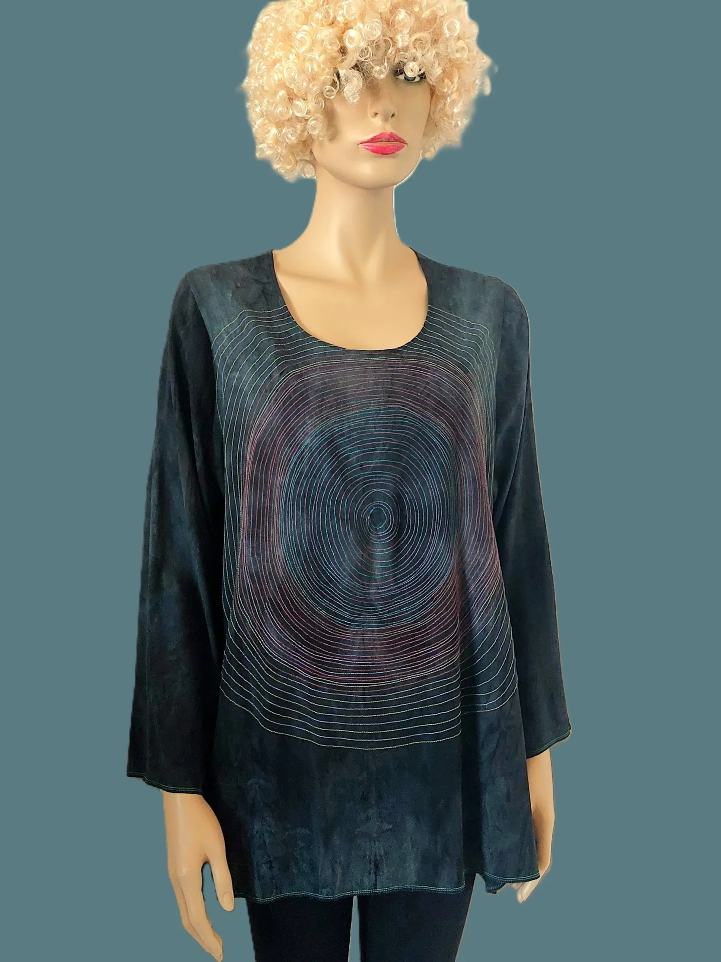 Blouse met cirkel van kleurige stiksels