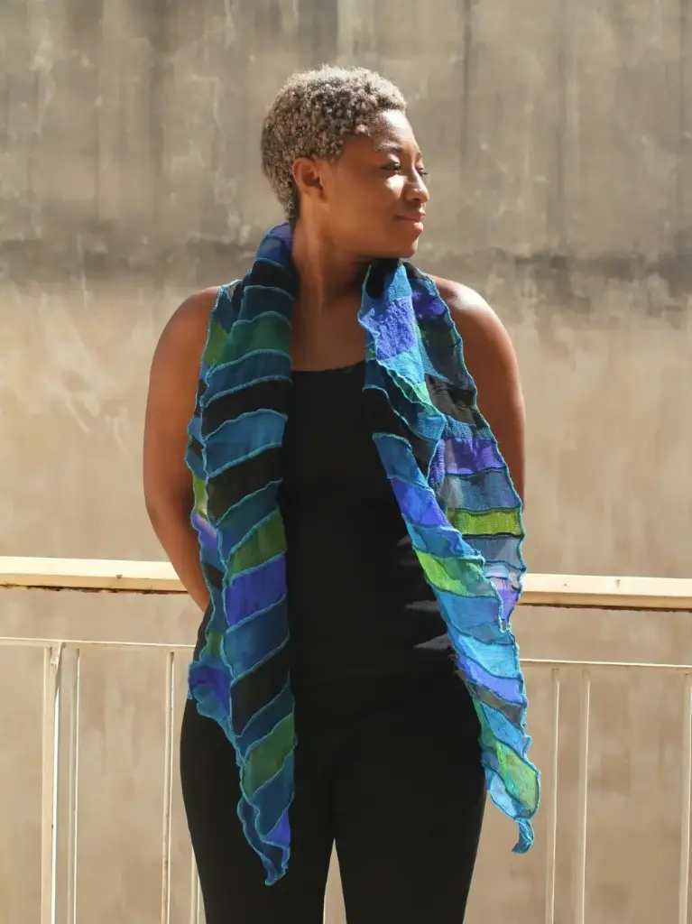 [S 425 ZC-zwart-groen-blauw] zijden sjaal zwart groen blauw van crêpe chiffon, handgeverfd met natuurvriendelijke verfstoffen