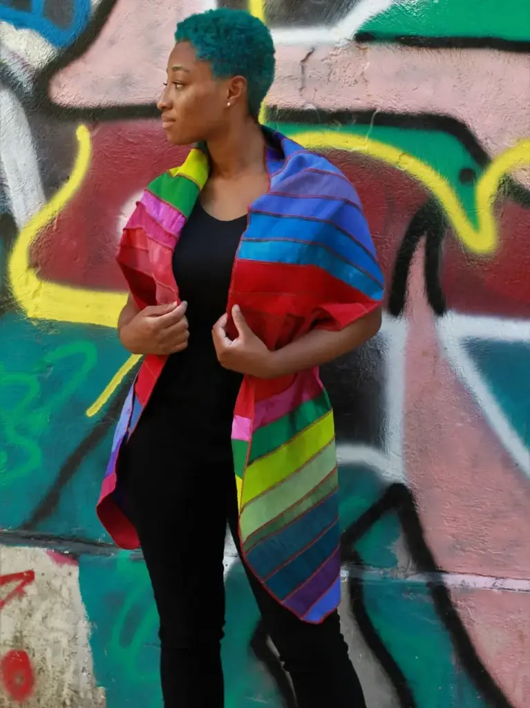 Zijden regenboog sjaal met rode stiksels, geverfd met natuurvriendelijke verfstoffen