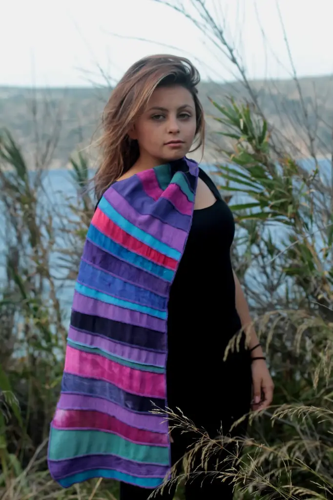 Vrolijke viscose sjaal met diverse tinten blauw, paars, roze, zeegroen