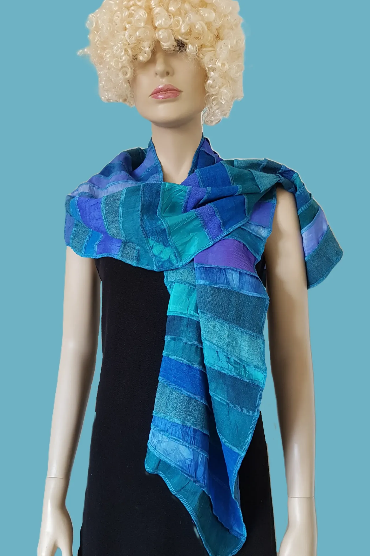 Blauw-groene zijden sjaal