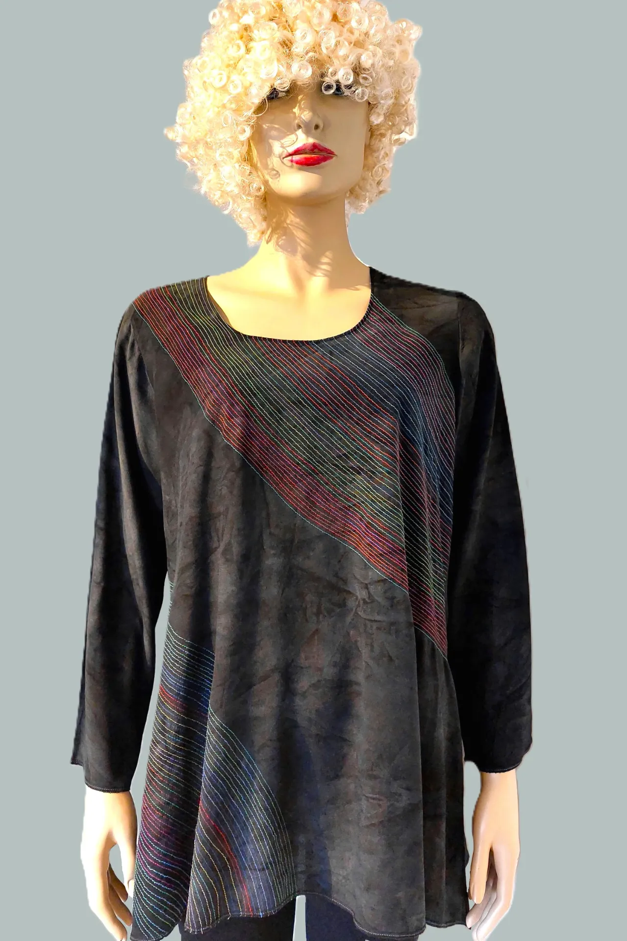 Donkergrijze blouse met kleurige stiksels (S)