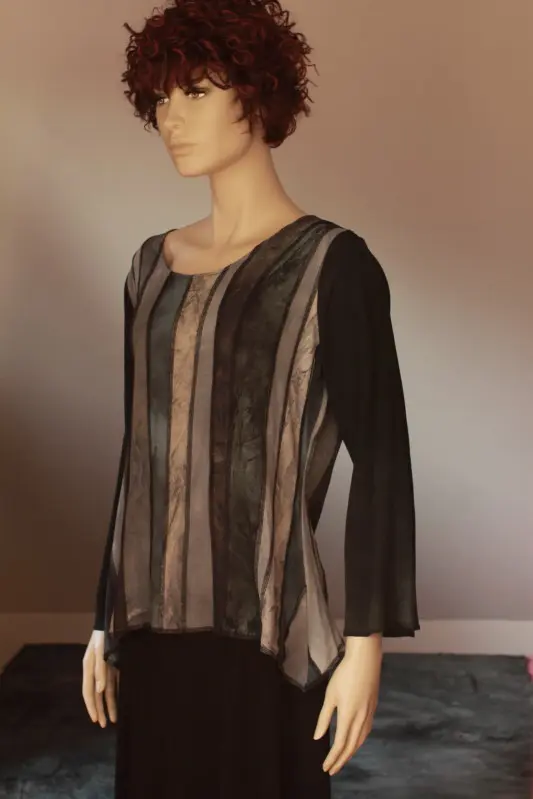 grijze viscose bloes, handgeverfd, tinten grijs en zwart, onregelmatige stroken (S, zeegroen tinten)