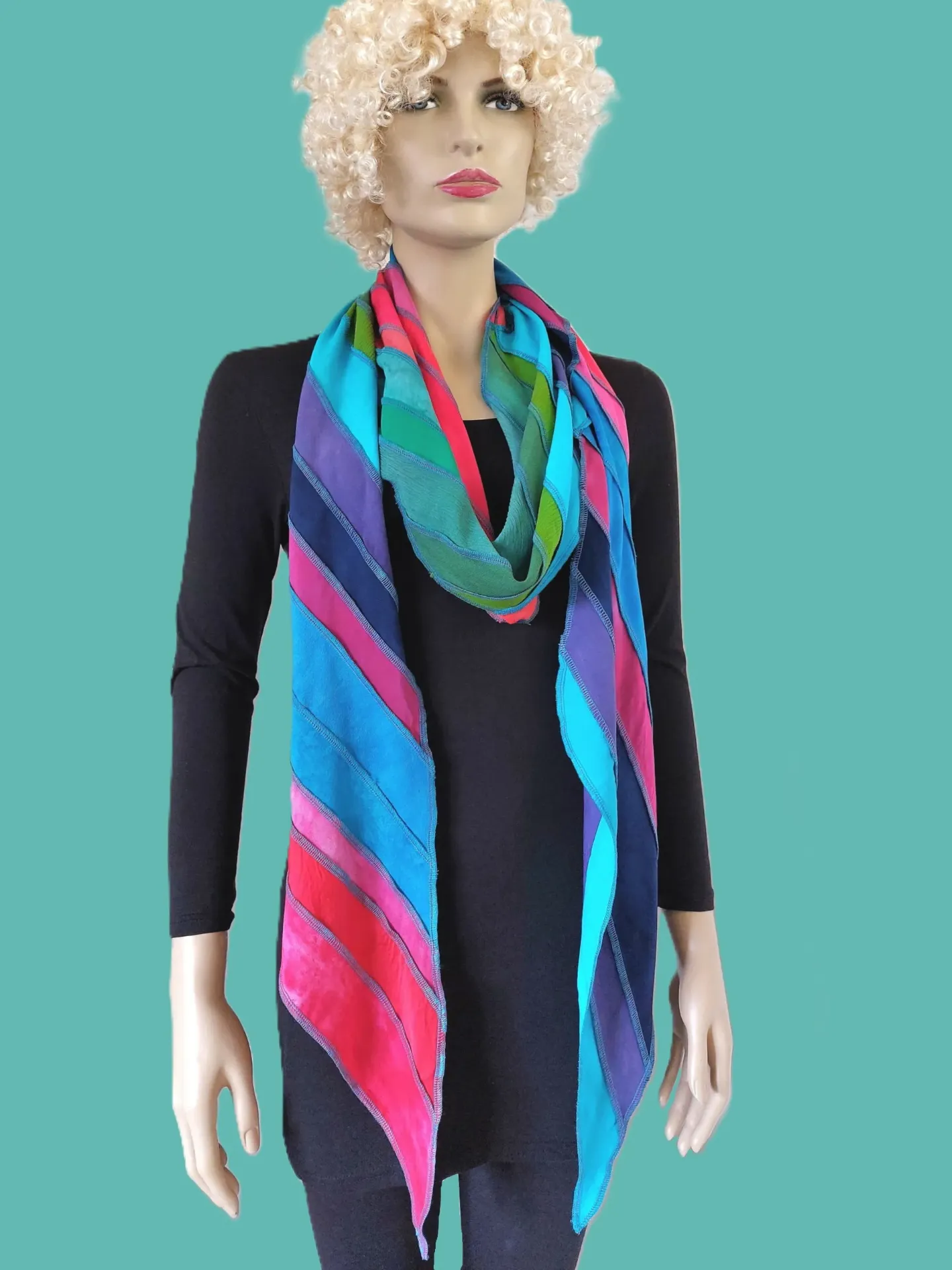 100% viscose sjaal met diagonale strepen, regenboog kleuren, handgeverfd