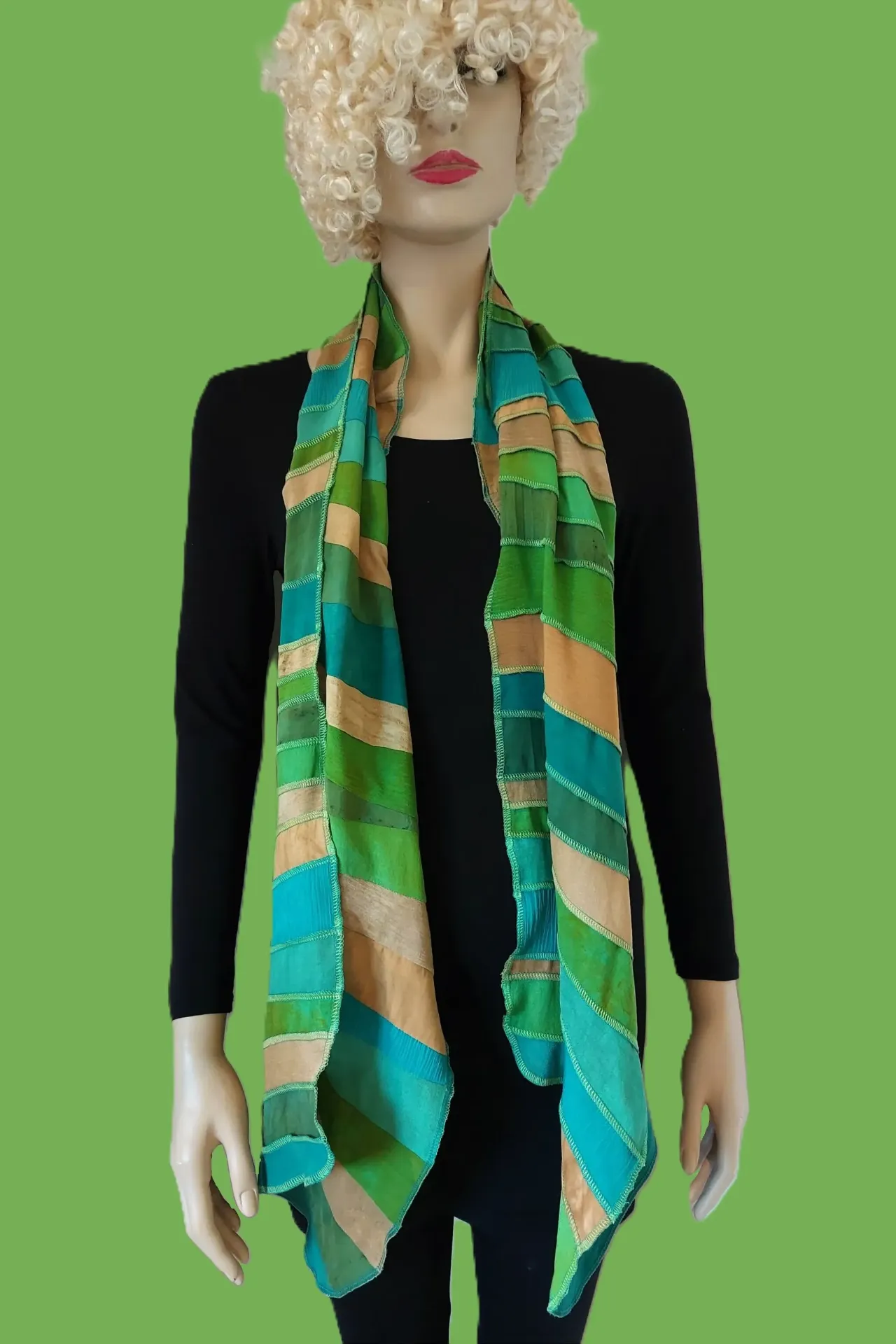 handgeverfde sjaal, viscose, diverse tinten mosgroen, zeegroen en gouden beige