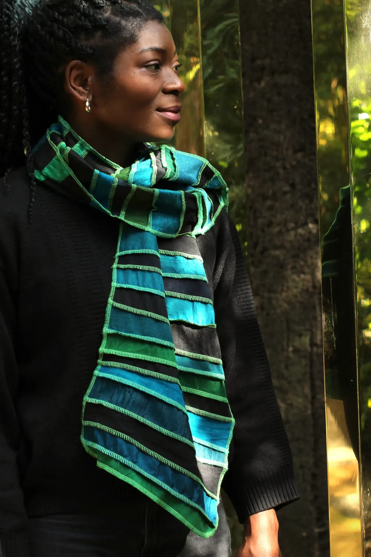 Groen-zwarte zijden sjaal met knalgroene stiksels