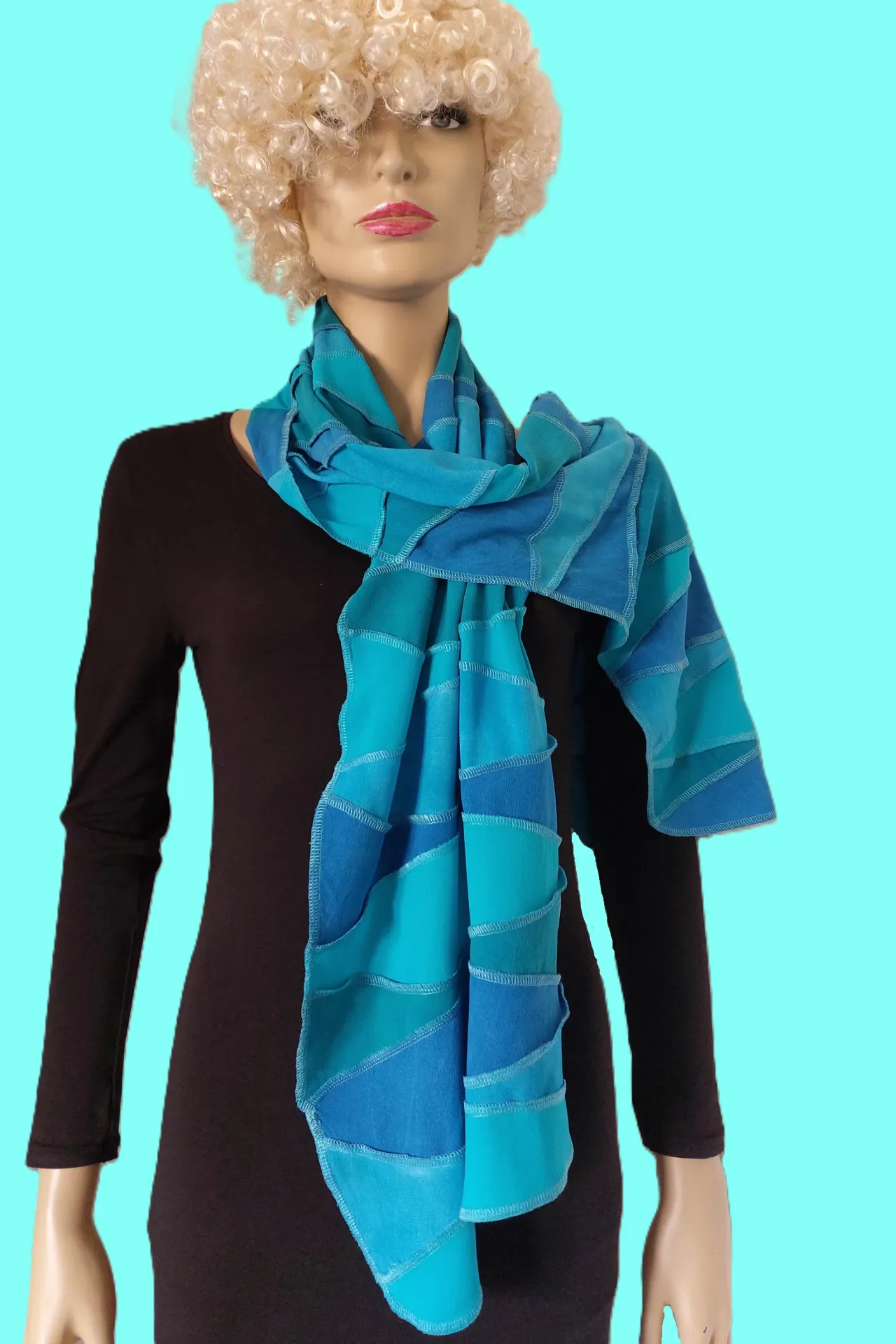 blauw-turquoise-zeegroen-viscose sjaal met lichtgroene stiksels