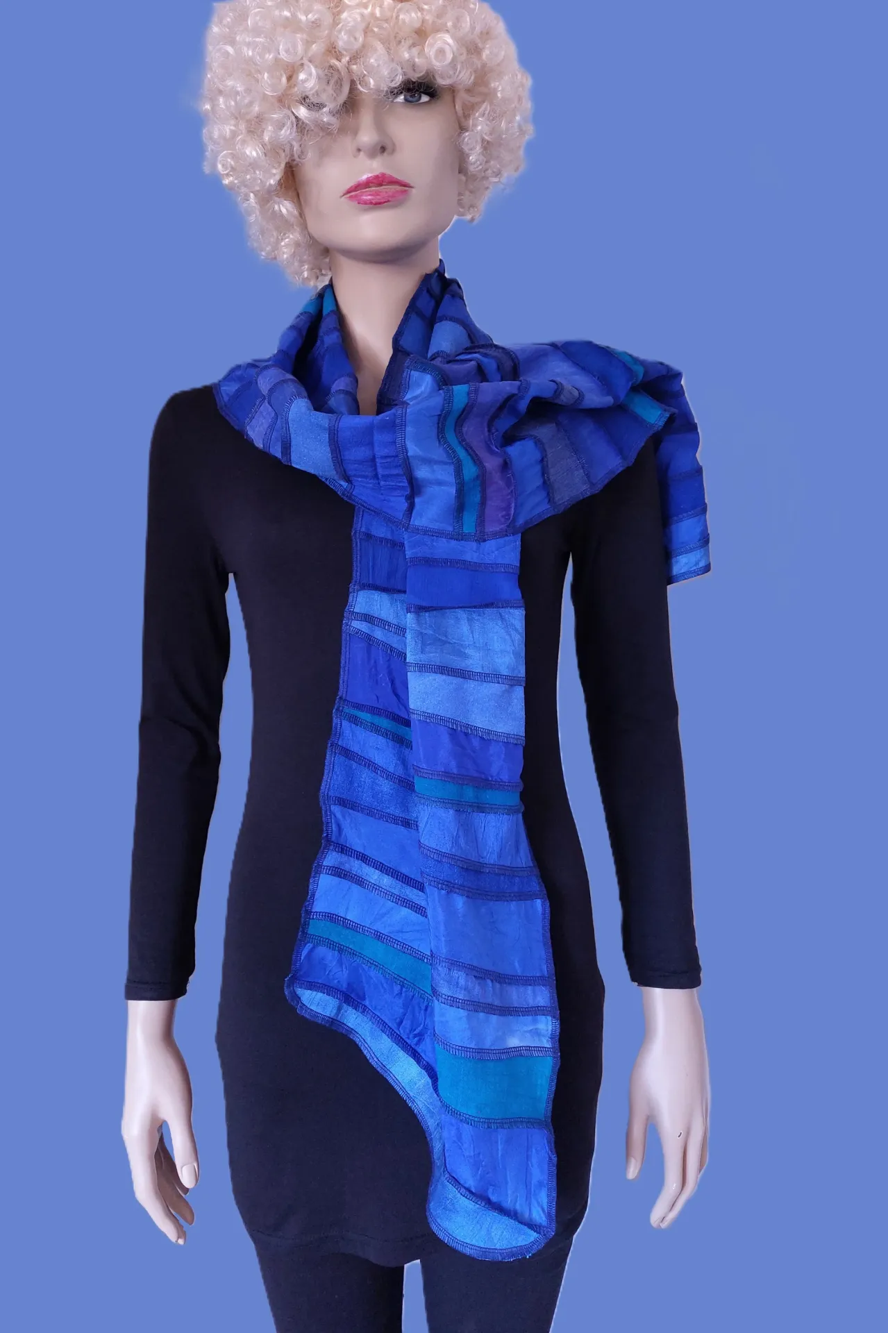 blauwe zijden sjaal, met donkerblauwe naden