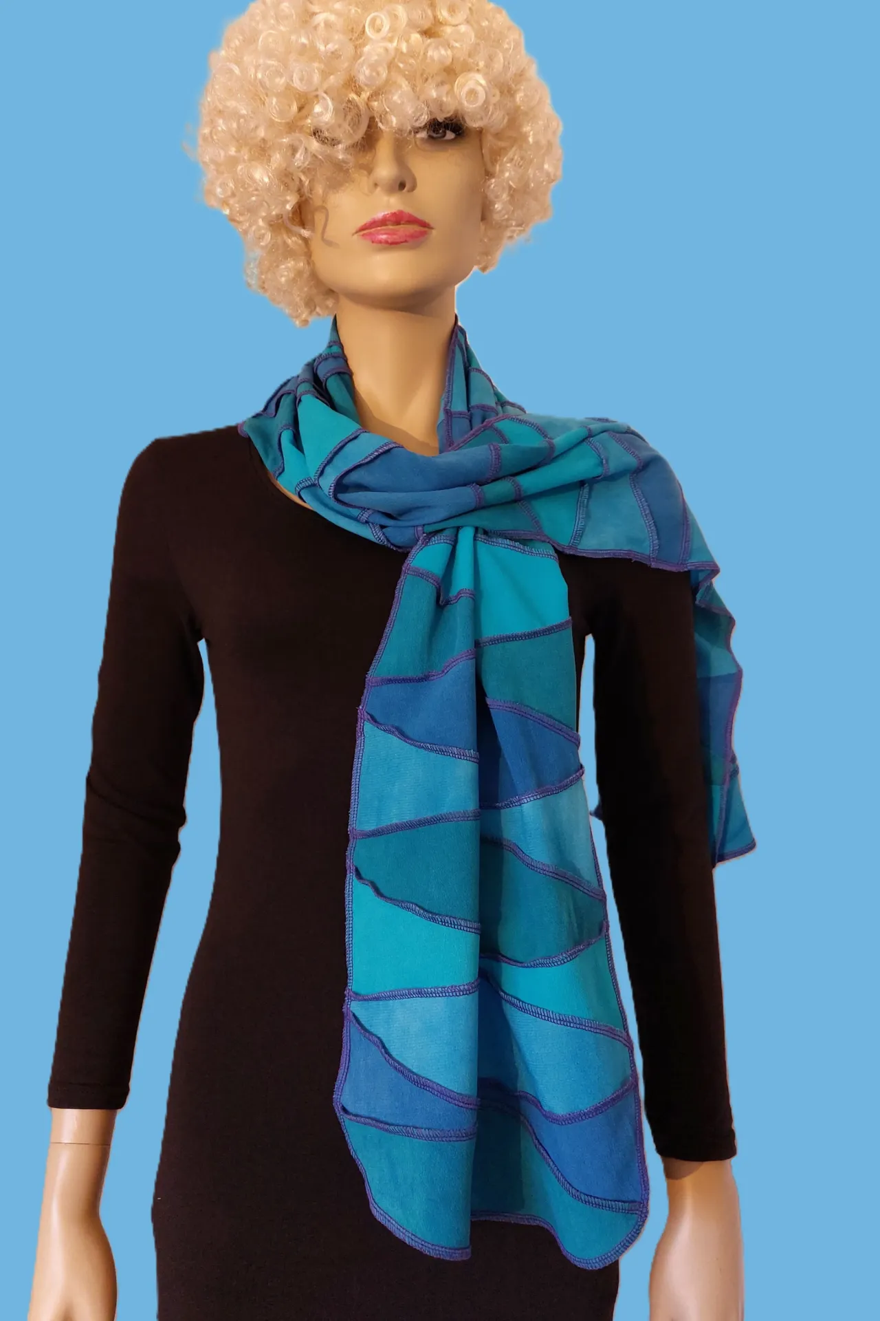 blauw-turquoise-zeegroen-viscose sjaal met donkerblauwe stiksels 