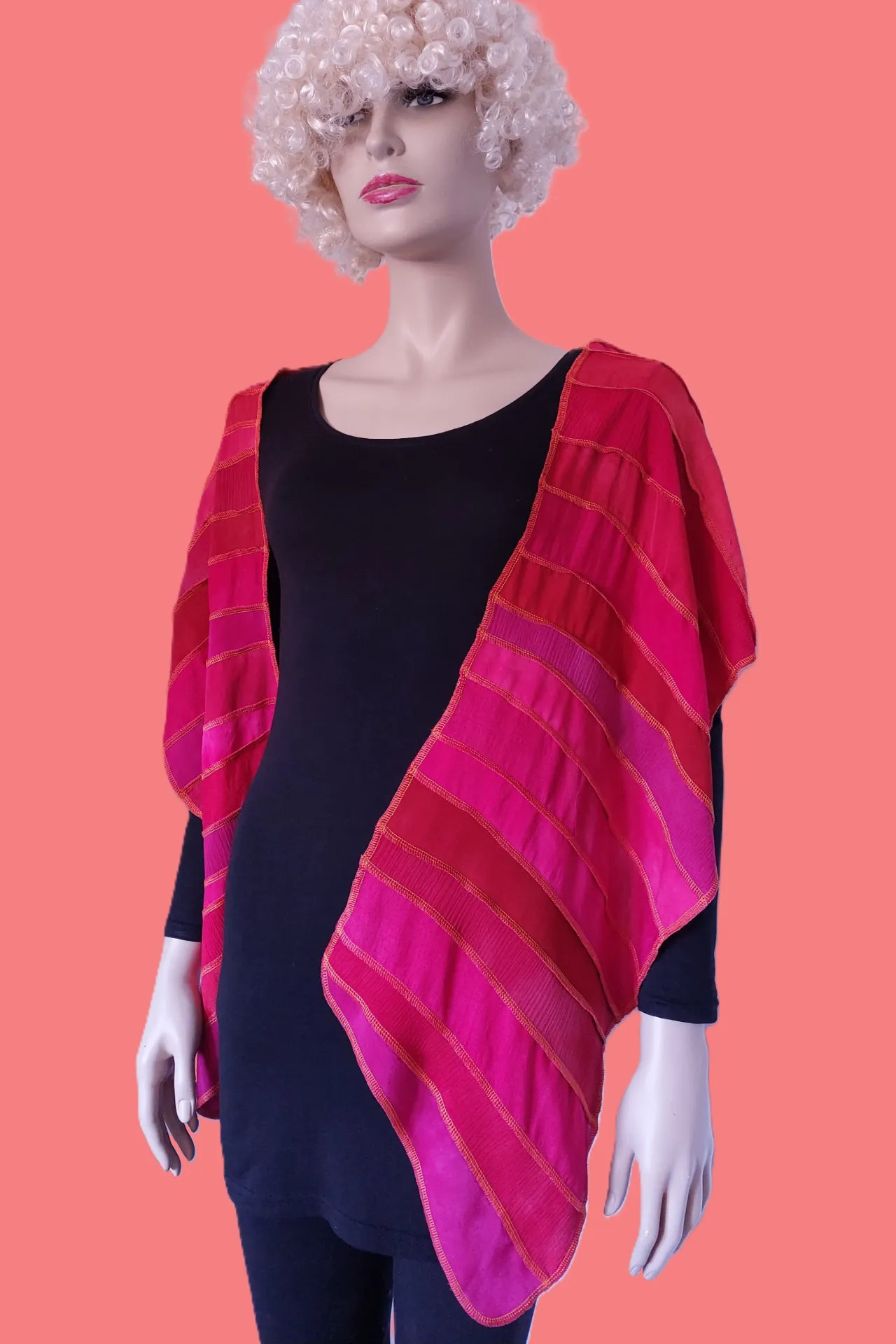 Fleurige viscose sjaal, tinten rood, met oranje stiksels 