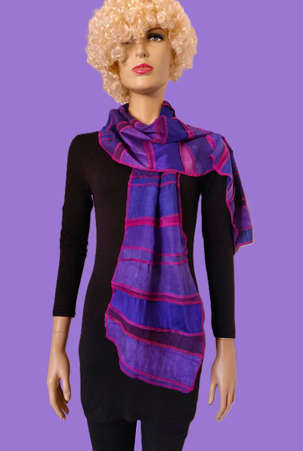 Paarse zijden sjaal, met fuchsia contrast stiksels