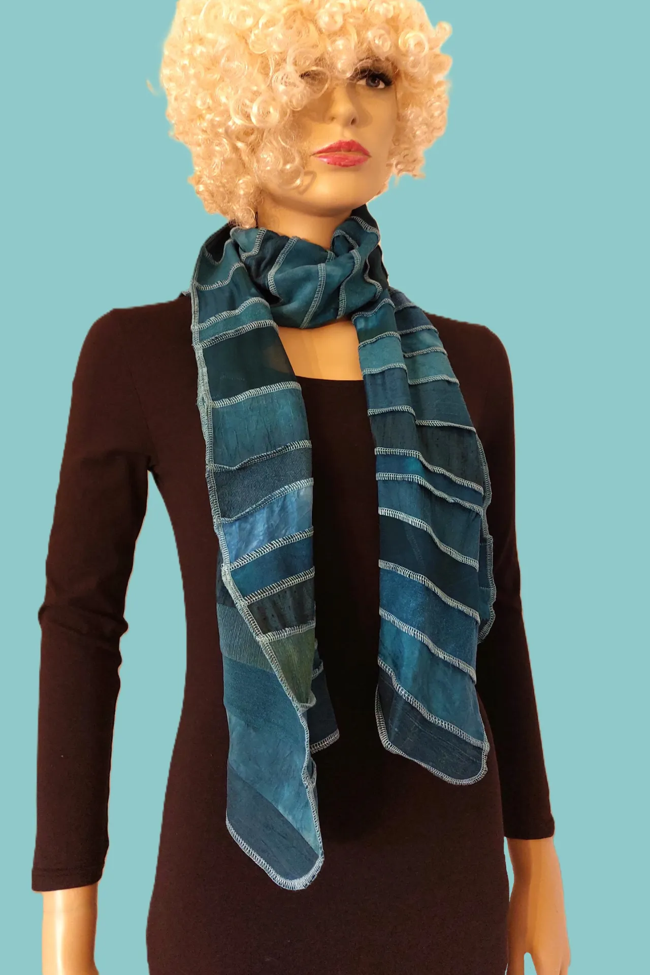 blauw groen petrol smaragd zijden sjaal, met lichtgroene contrast stiksels