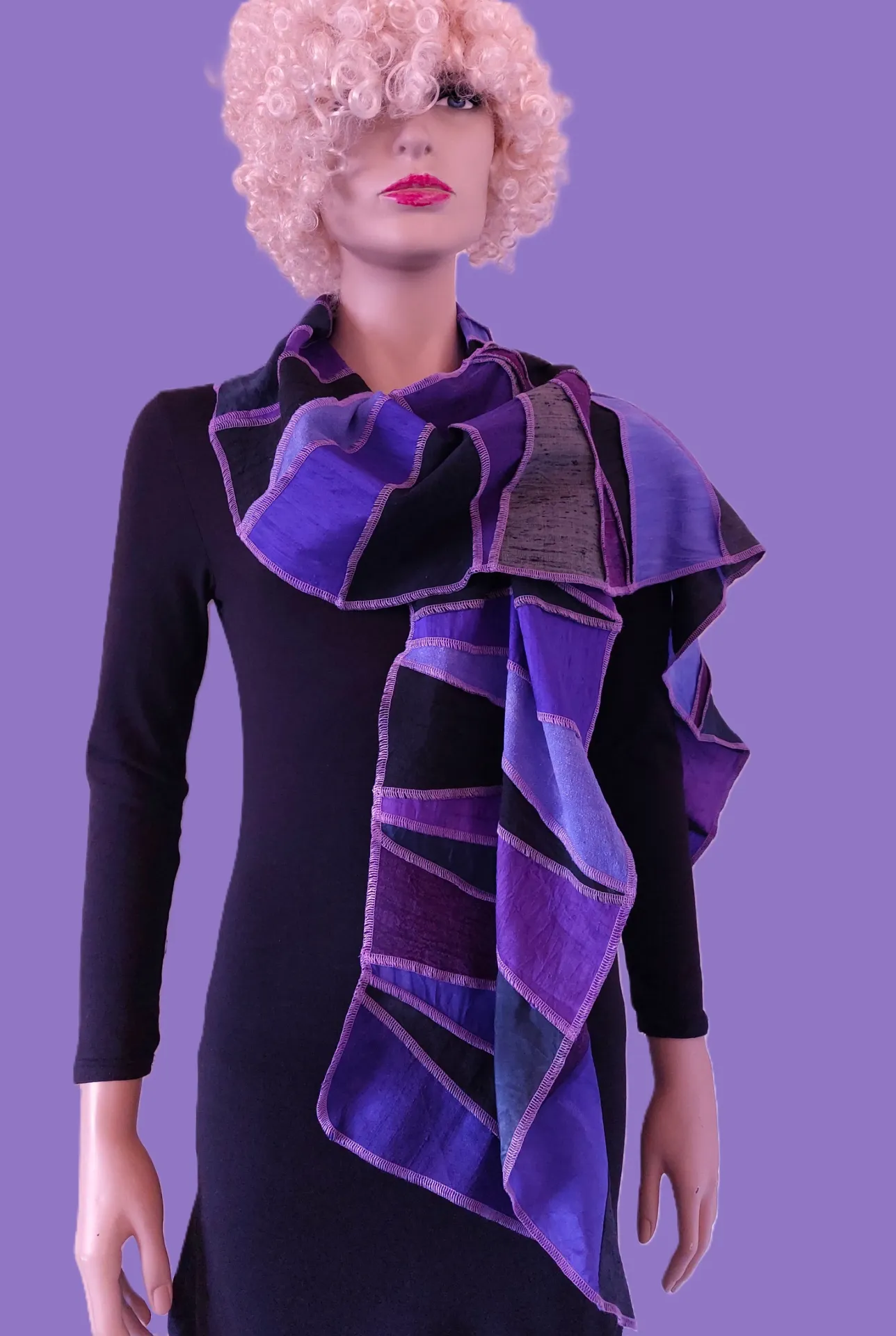 Paars-lila-zwart-grijze zijden sjaal met driehoekjes en lila contrast stiksels