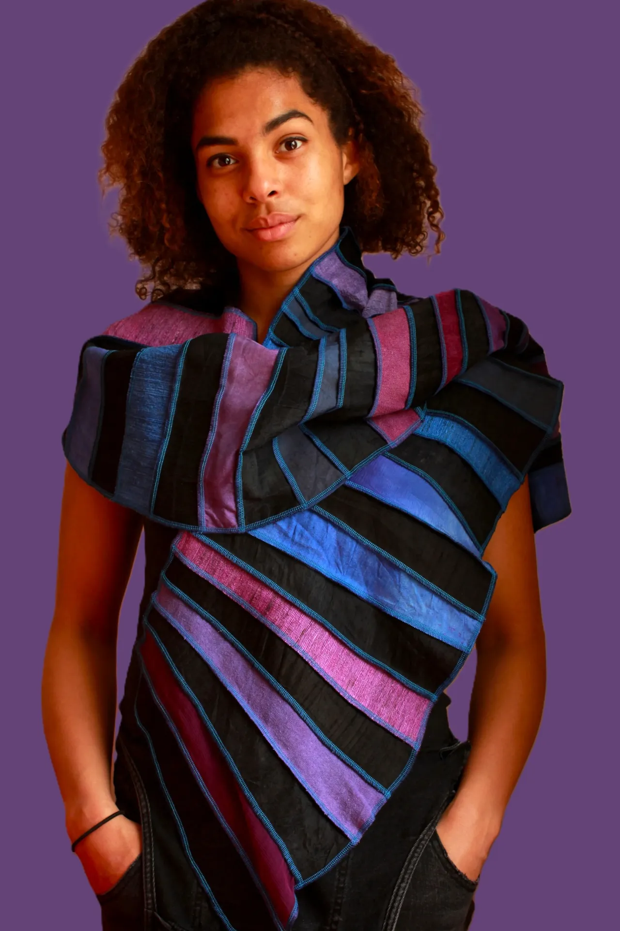 Prachtige zijden sjaal zwart blauw paars, handgeverfd met eco-vriendelijke verfstoffen