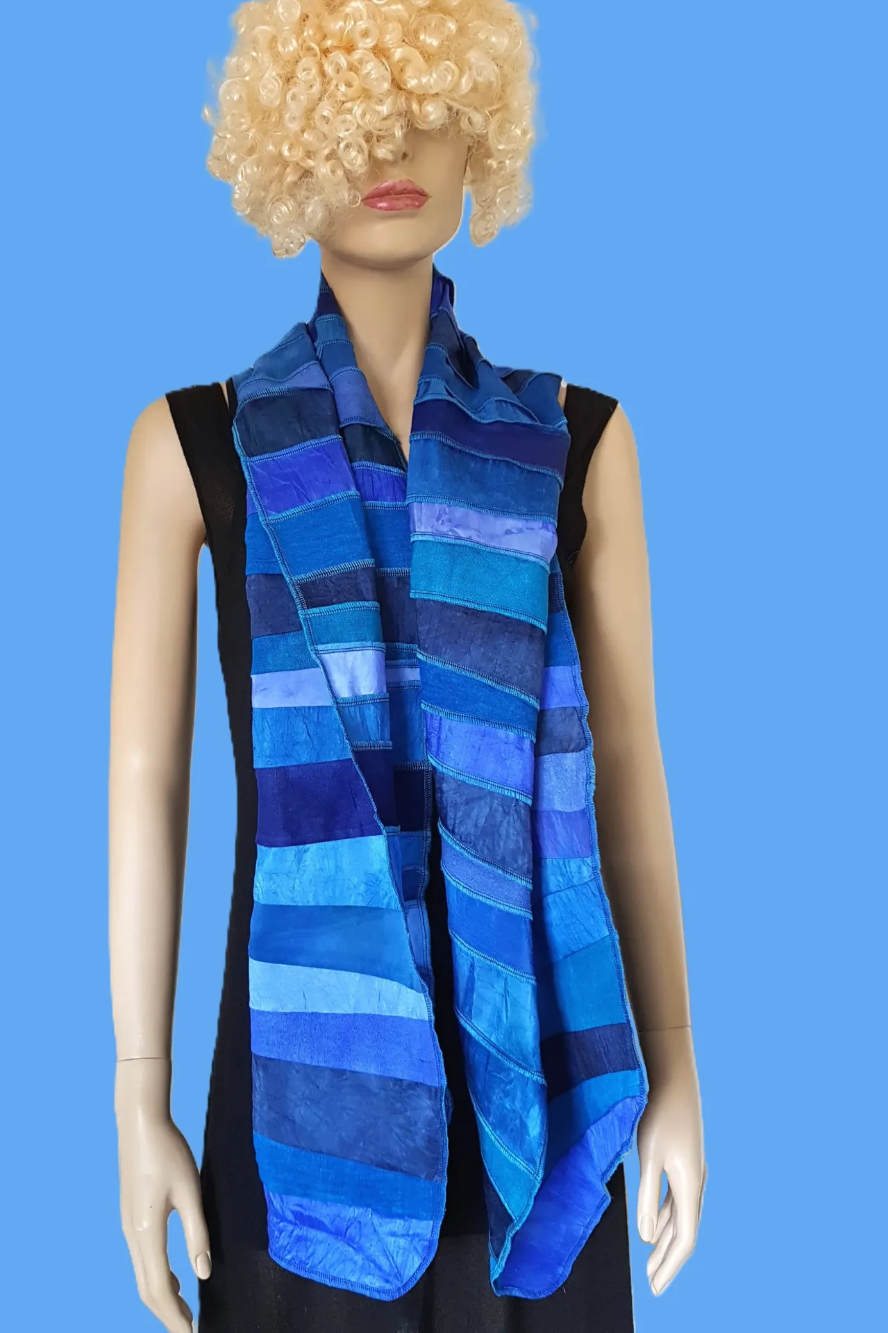 blauwe zijden sjaal, met een beetje linnen