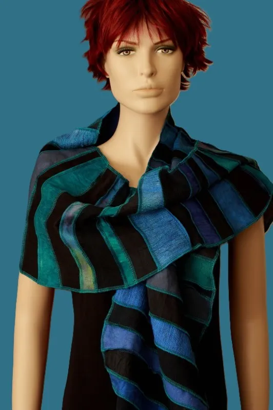 [S 425 Z-zwart-groen-blauw] zijden sjaal zwart groen blauw, met een beetje linnen, handgeverfd met natuurvriendelijke verfstoffen