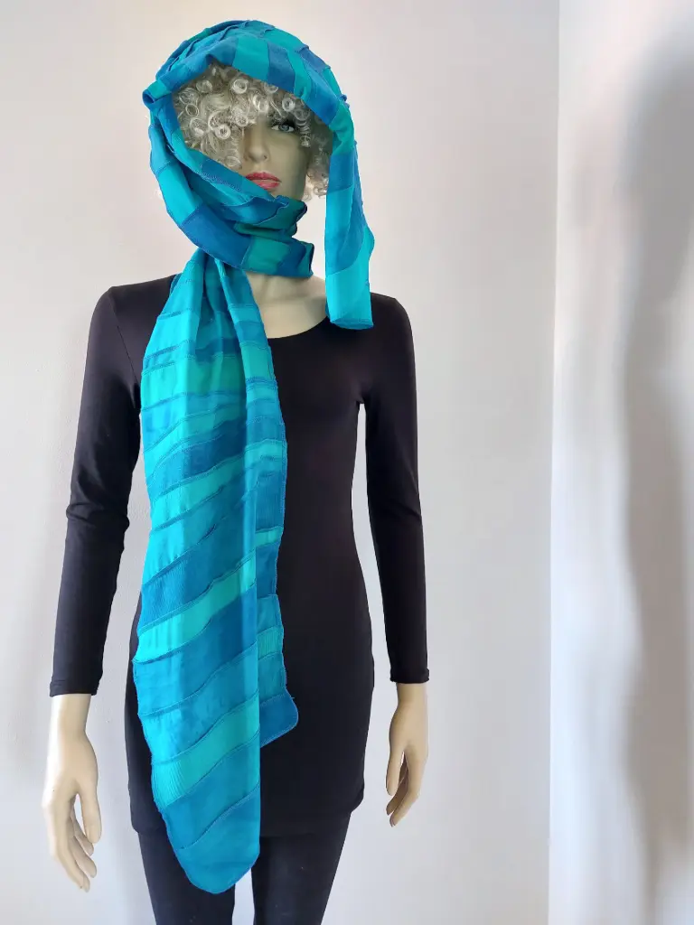 Viscose sjaal met alle tinten zeegroen, handgeverfd en handgemaakt