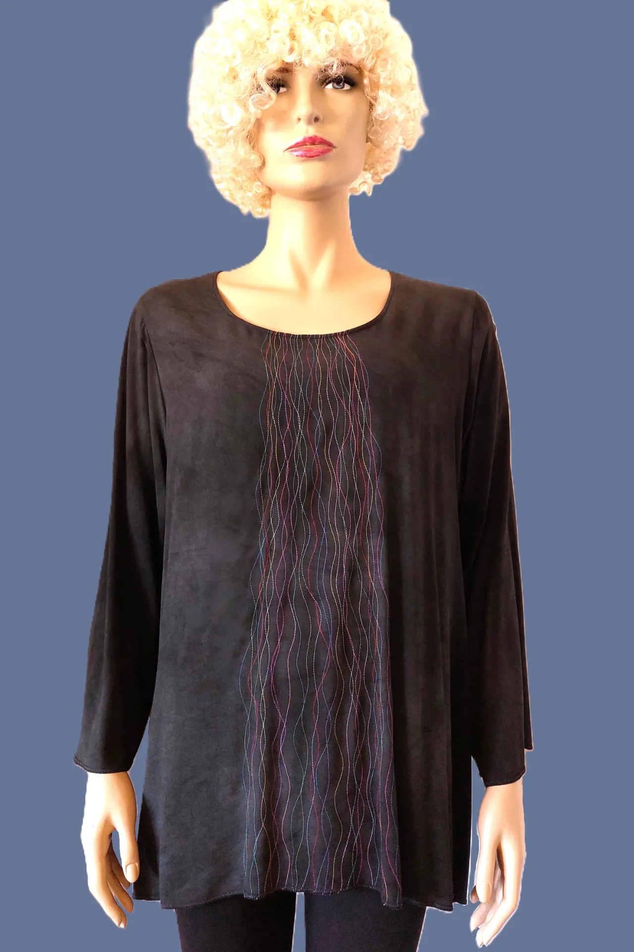 Donkergrijze blouse met golvende kleurige stiksels