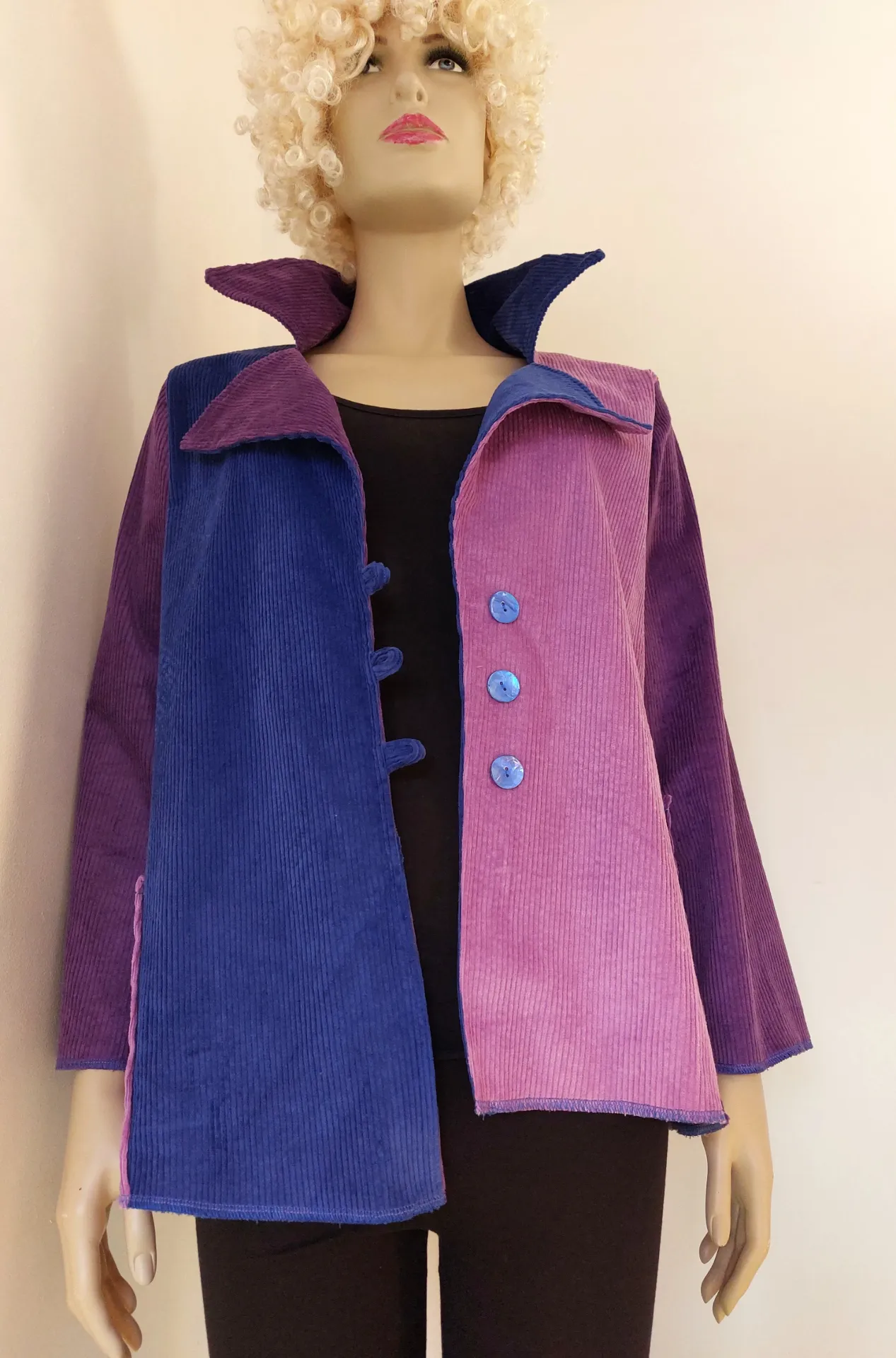 Mooi paars-lila-blauw jasje van ribfluweel (S)