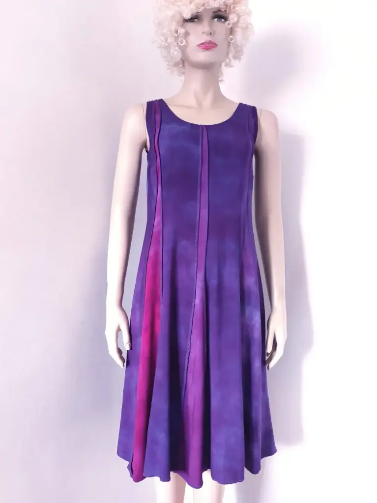 Paarse zomerjurk met wijd uitlopende banen