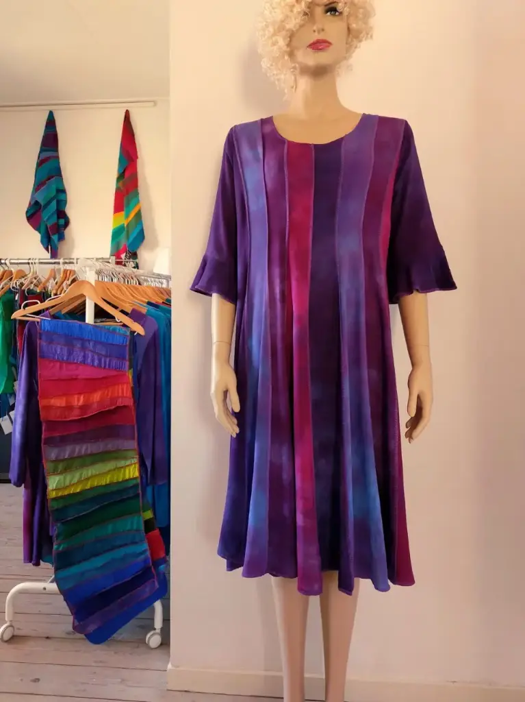 Paarse zomerjurk, 3/4 mouw met klokkende rand, viscose