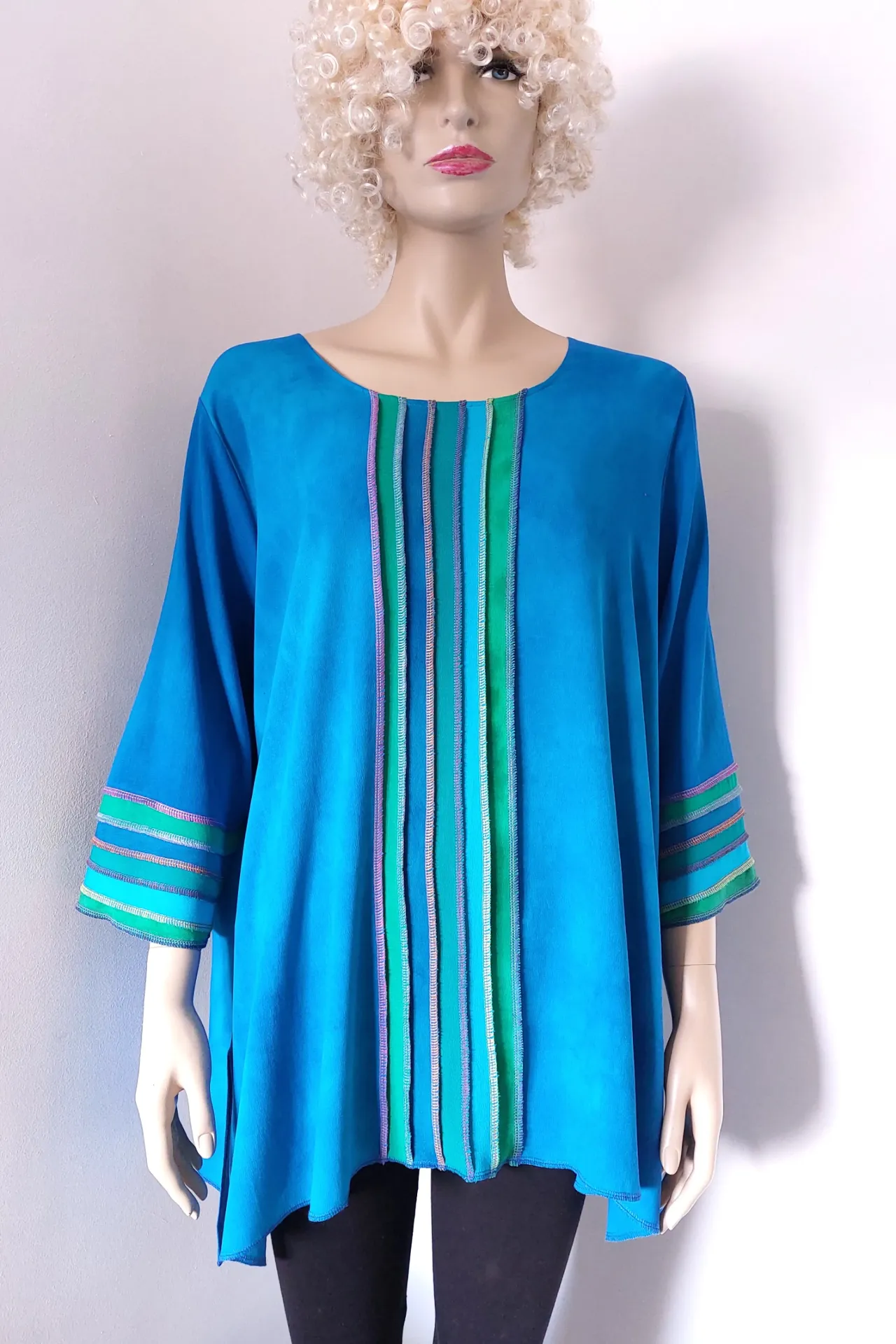 Turquoise viscose blouse met kleurrijke stiksels