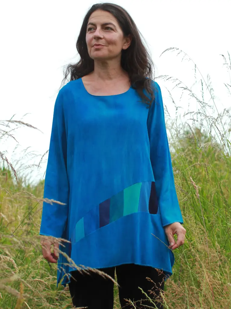 Turquoise blouse met ronde patchwork baan