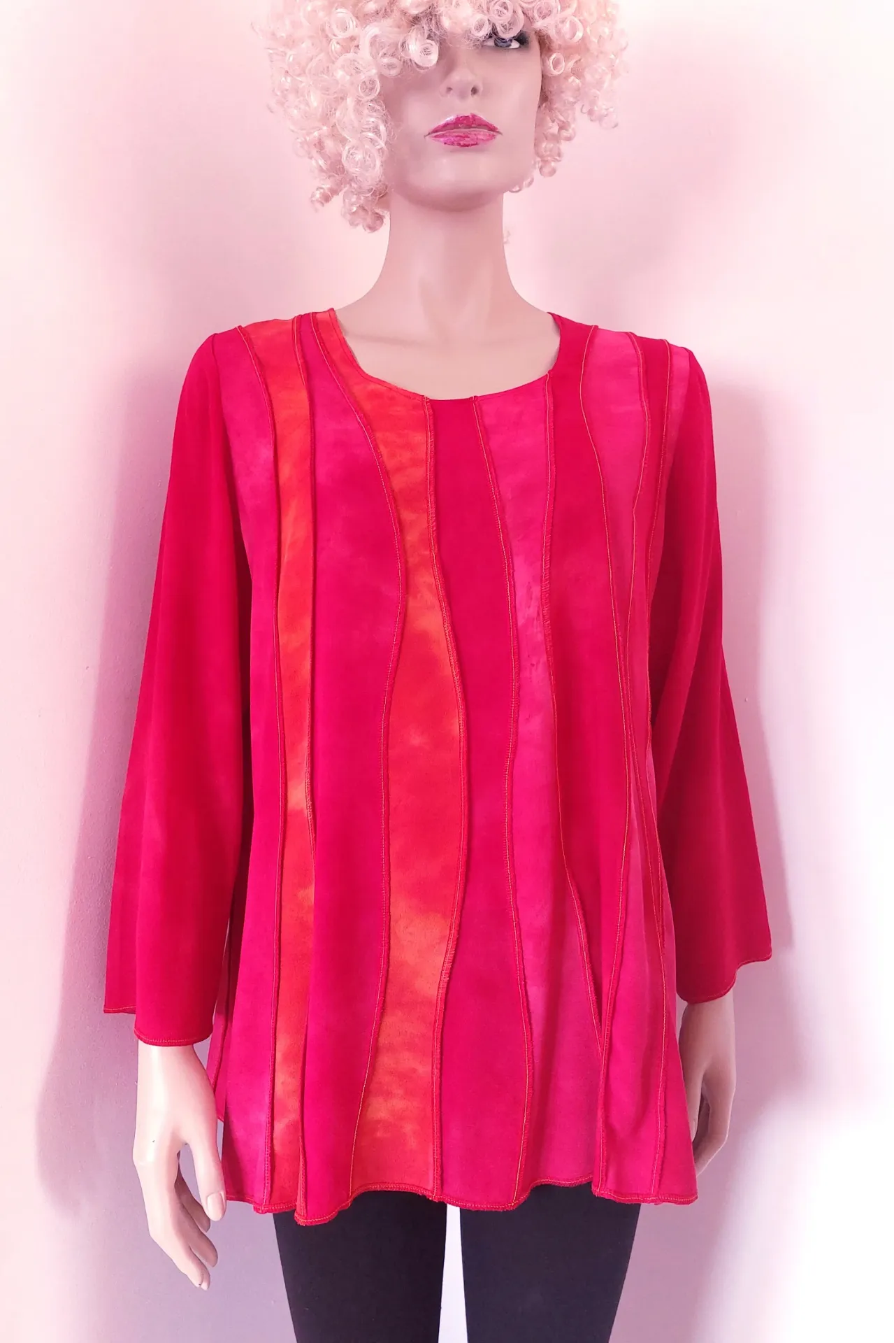 Viscose blouse met golvende banen, warme tinten rood-oranje-geel (S, cyclaam-paars)