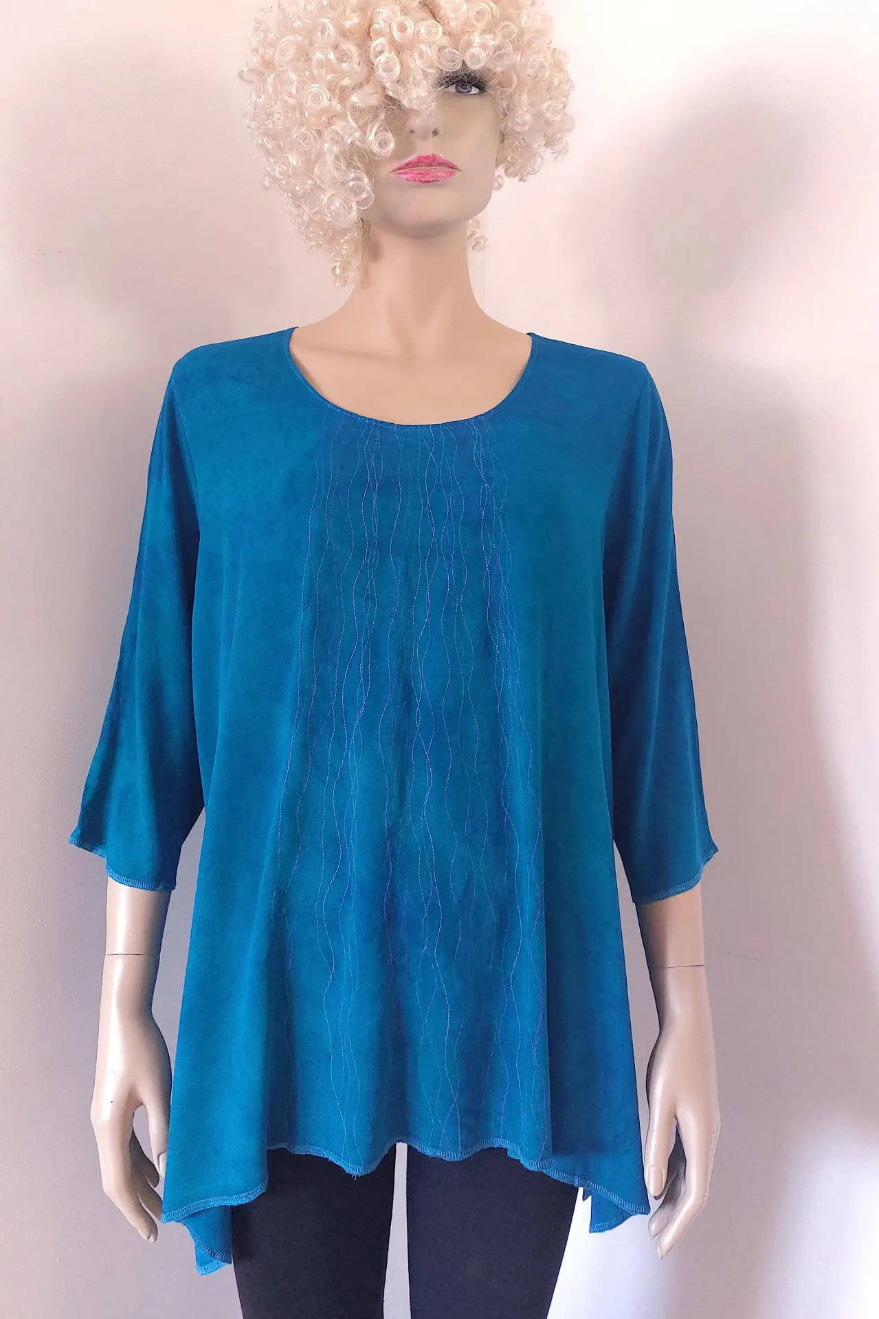 Zeegroen-kobalt blouse met golvende kleurige stiksels