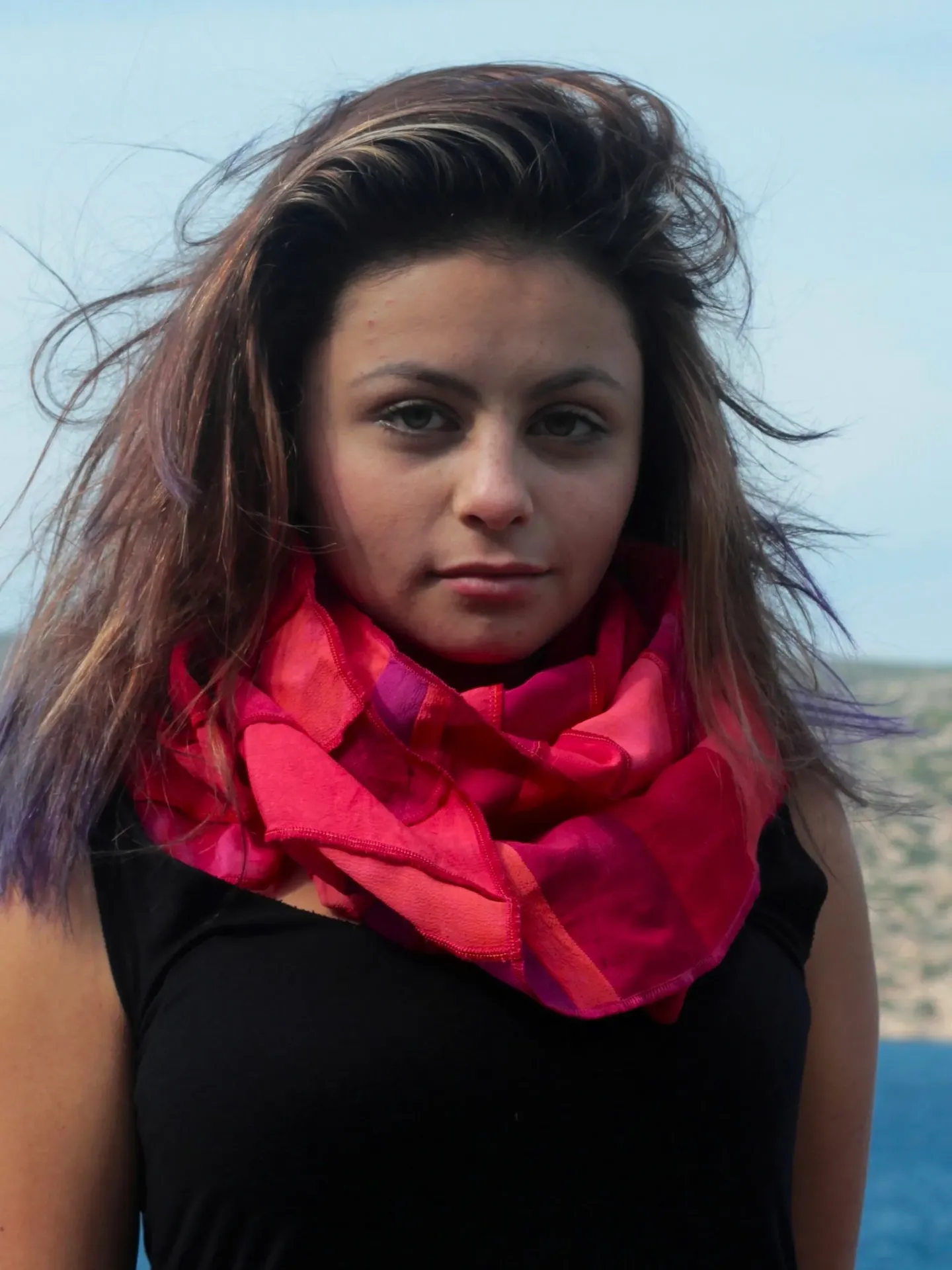 [S 425 V-rood] Fleurige sjaal, 100% viscose, tinten rood, handgeverfd