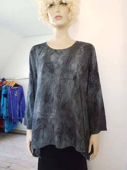 [LT 32412 V2] DE ALLERLAATSTE! Viscose blouse met golvende stiksels, maat L