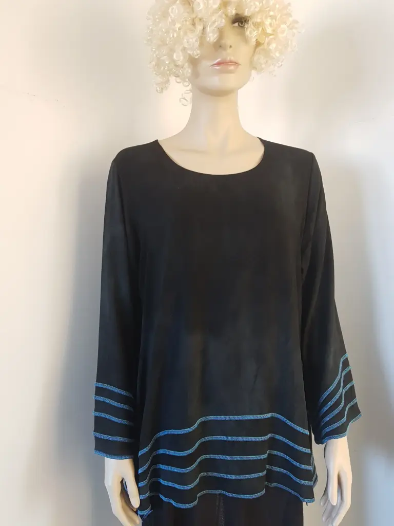 AANBIEDING! Donkergrijze blouse met interessante lijnen van turquoise stiksels, maat XL