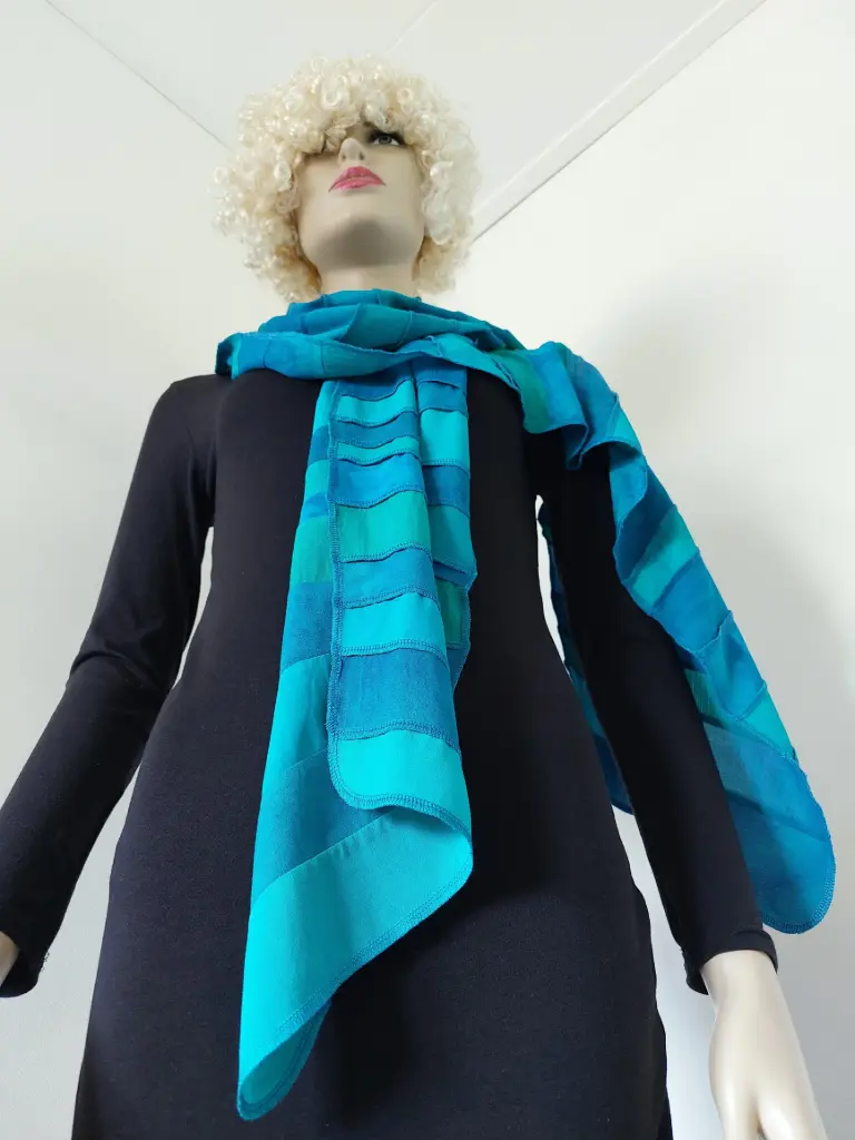 Viscose sjaal met alle tinten zeegroen, handgeverfd en handgemaakt