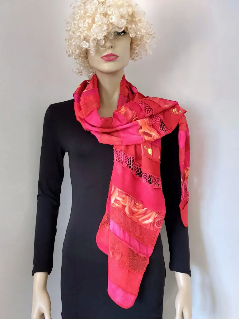 [S 425 VM-rood] Handgeverfde viscose met allerlei stofjes: bloemetjes en kant, grappige combinaties