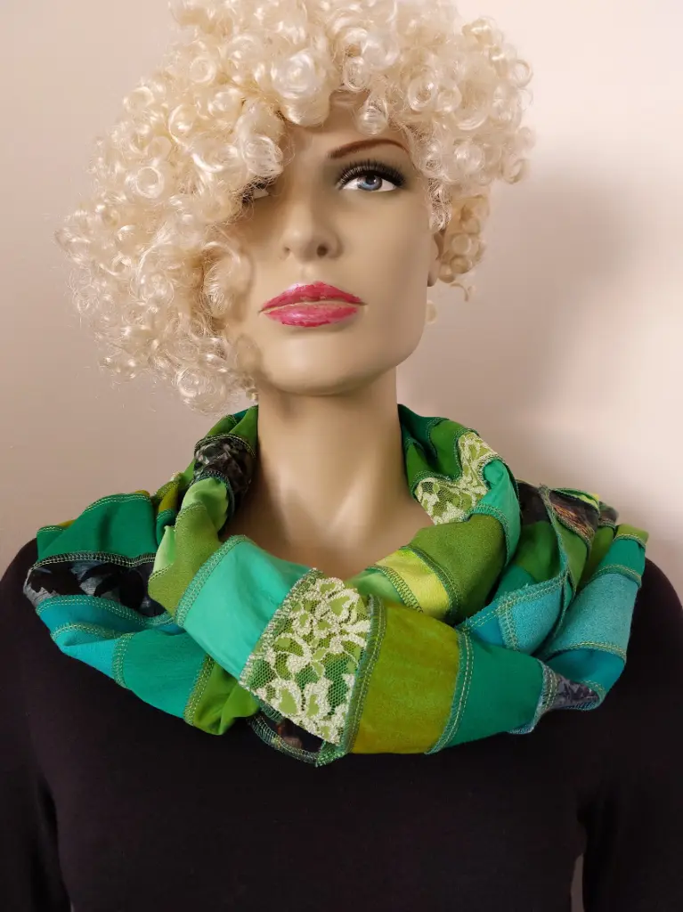 [S 425 VM-groen] viscose met allerlei stofjes: bloemetjes en kant, grappige combinaties, groen