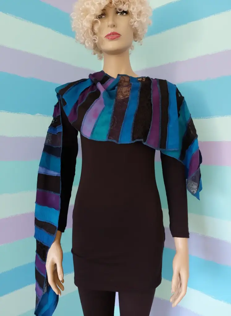 [S 425 VM-blauwpaars] Bloemetjes kant en viscose, grappige combinaties, blauw-paars-zwart