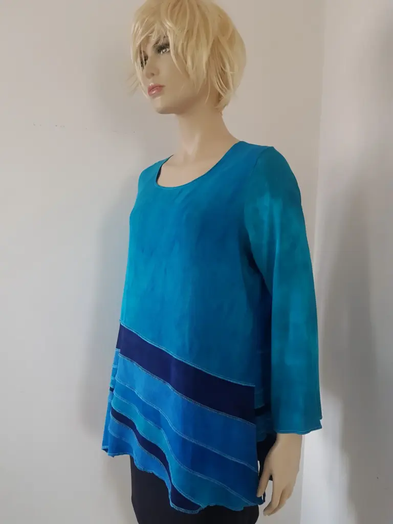 AANBIEDING! Blauwe viscose blouse met schuine banen, maat M en XL