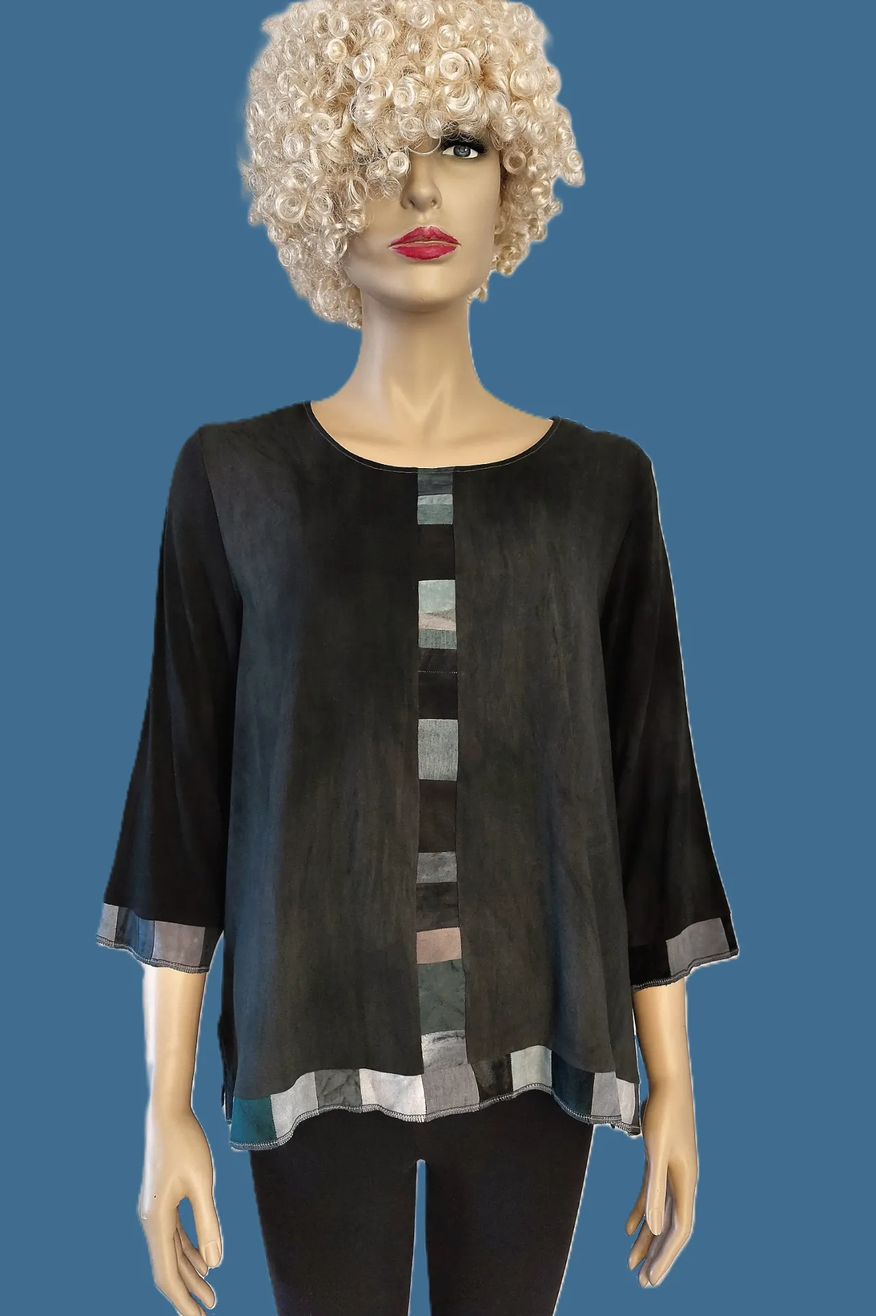 AANBIEDING!! Kortere grijze viscose blouse met extra klein patchwork, maat L