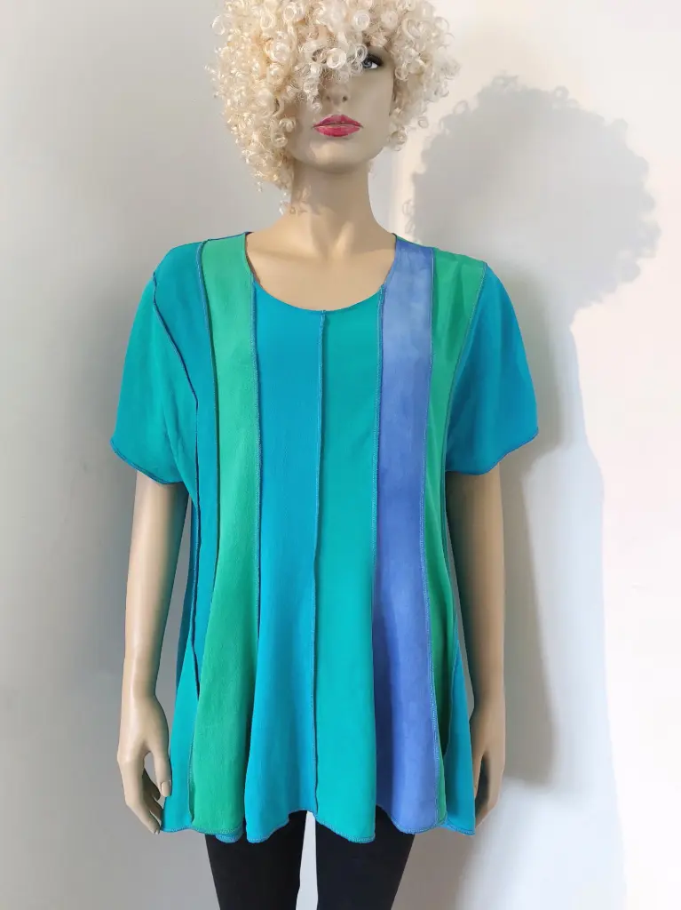 Zwierige zomer blouse in pastel tinten, met wijd uitlopende banen, maat XL