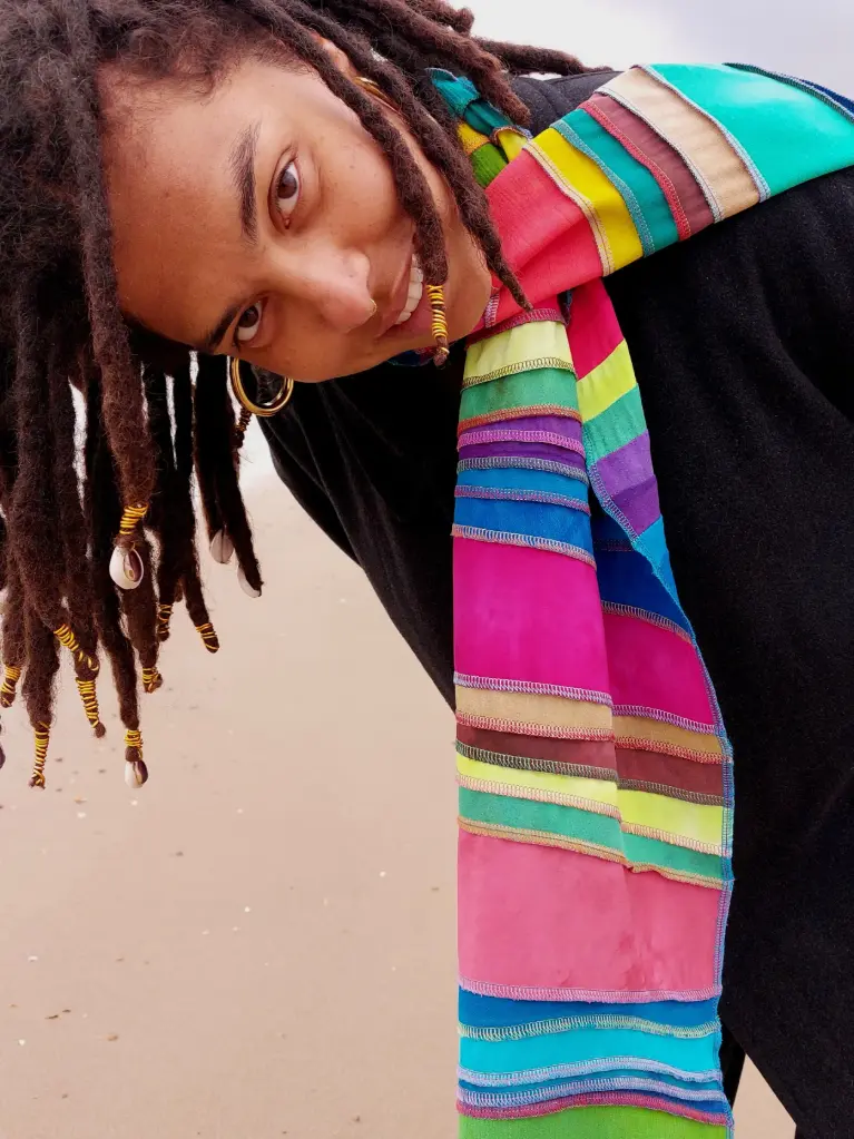 Regenboog sjaal met kleurige stiksels, hele smalle en hele brede baantjes