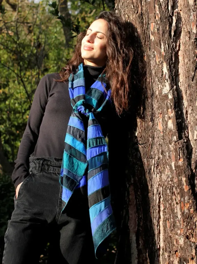 [S 425 Z-zwart-groen-blauw2] zijden sjaal zwart groen blauw, met een beetje linnen, handgeverfd met natuurvriendelijke verfstoffen