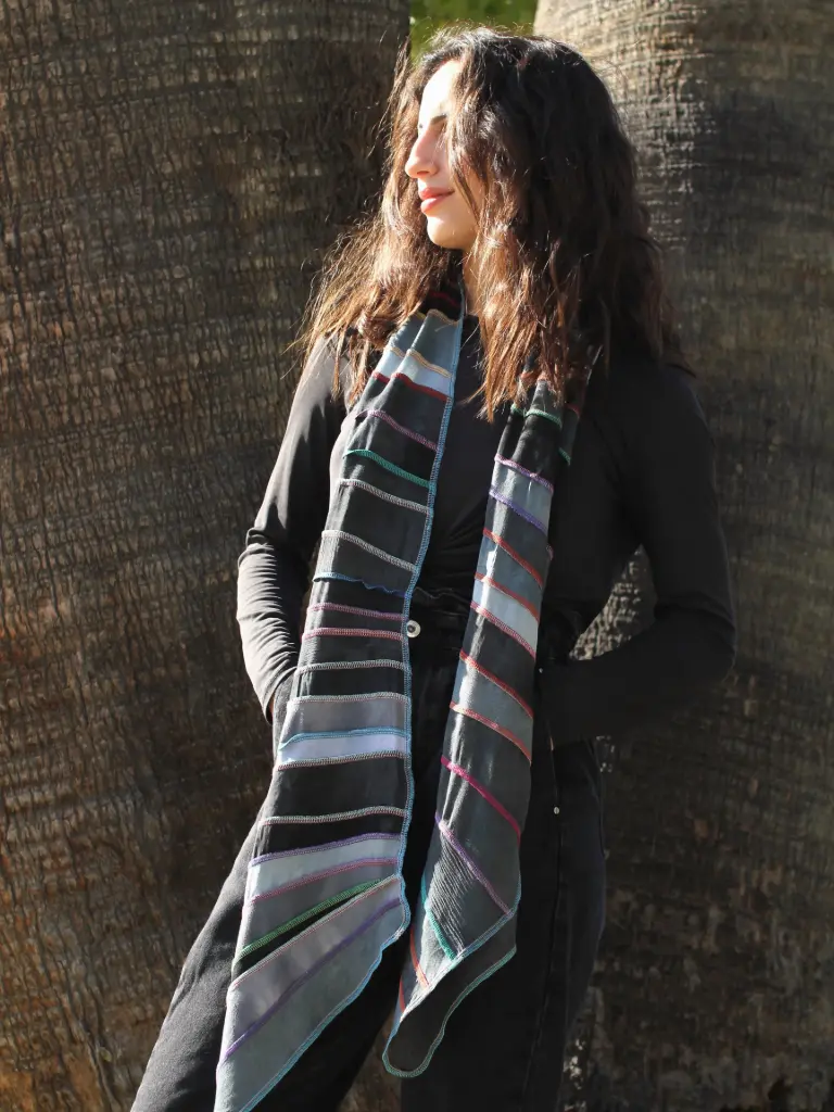 Unieke grijze viscose sjaal met kleurige stiksels