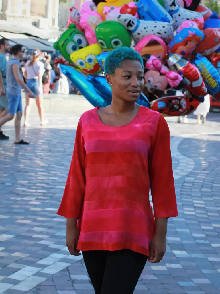 Viscose bloes, horizontale stroken, rood tinten