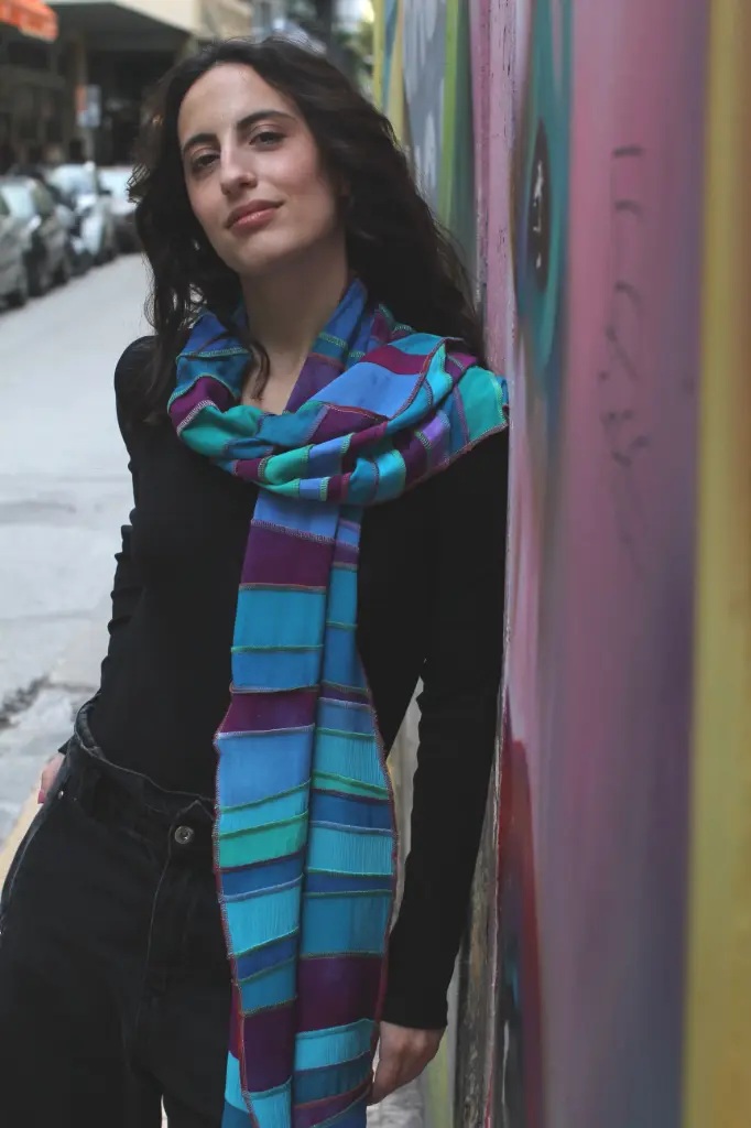 [S 425 V-fuchs-turq-zeegr-multi-stiksels] fuchsia-blauw-zeegroene sjaal met kleurige stiksels