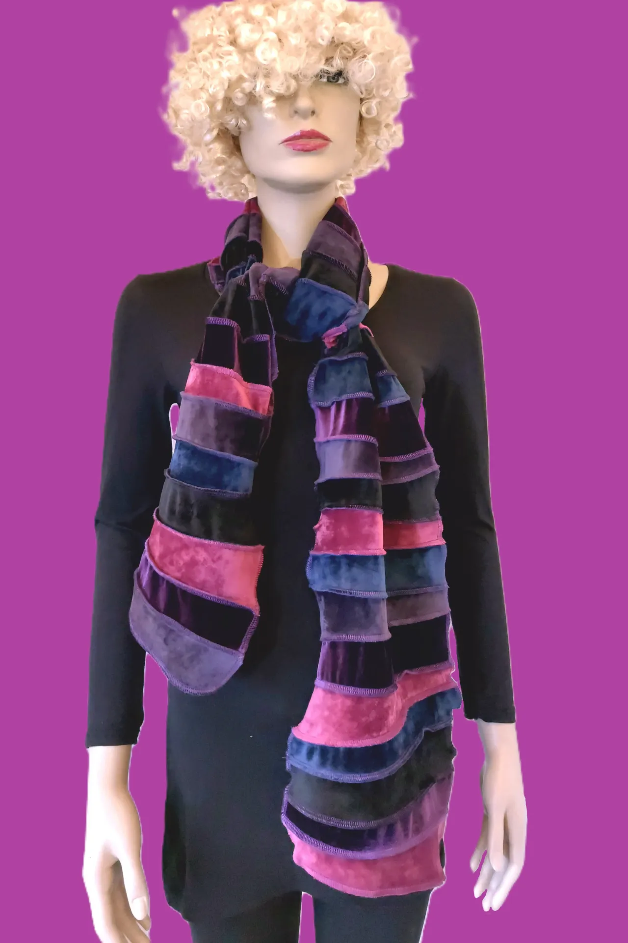 Warme sjaal met prachtige tinten fuchsia, paars, aubergine-paars, navy, zwart, gemaakt van stretch fluweel: héérlijk zacht