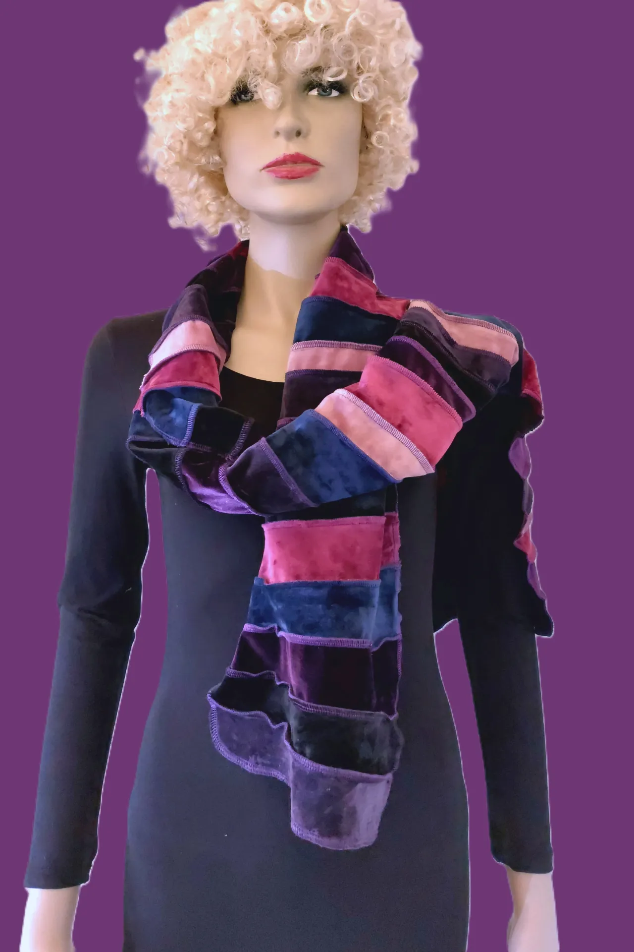 Stretch fluwelen sjaal met prachtige tinten fuchsia, licht roze, paars, aubergine-paars, navy, zwart, héérlijk warm en zacht