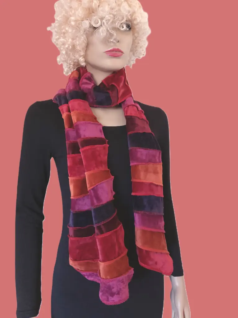 Warme sjaal met warme tinten, rood, fuchsia, roest-oranje, roest-bruin, aubergine-paars, gemaakt van stretch fluweel: héérlijk zacht